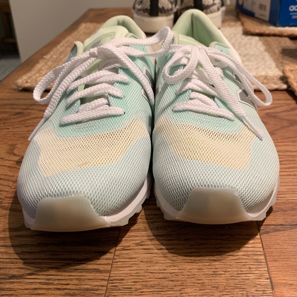 New Balance 696 sneakers! Size 8.